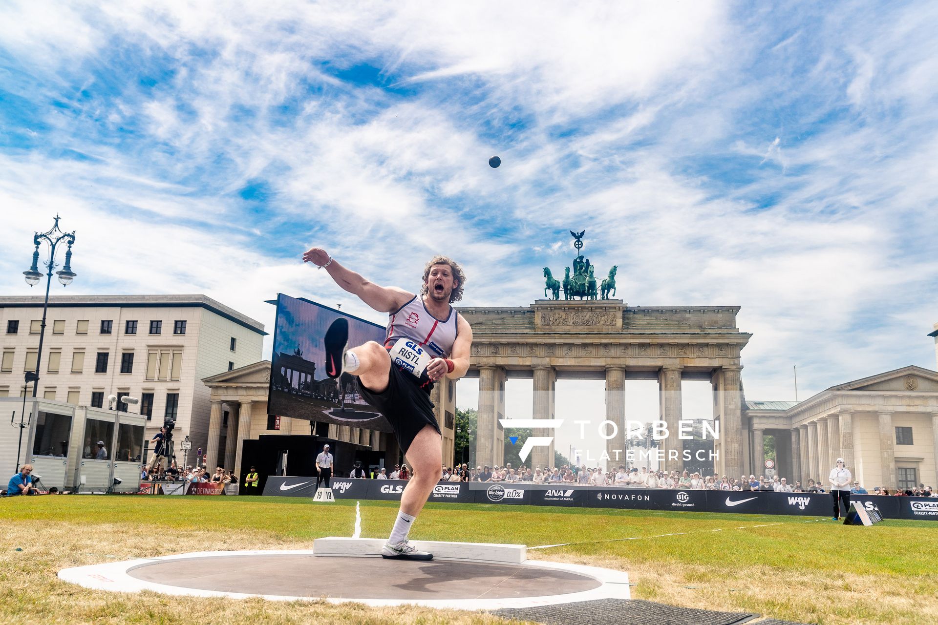 Silas Ristl (LAC Essingen) beim Kugelstossen waehrend der deutschen Leichtathletik-Meisterschaften auf dem Pariser Platz am 24.06.2022 in Berlin